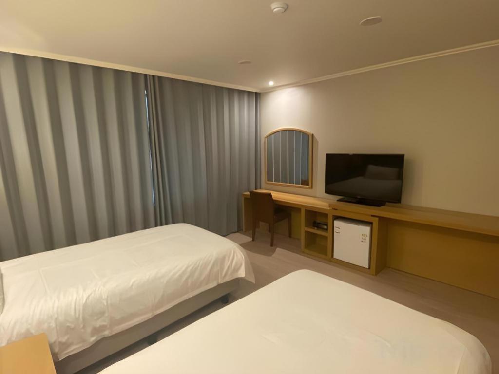 Emerald Hotel Jeju Exterior photo