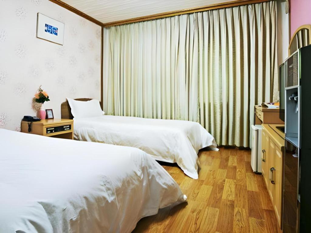 Emerald Hotel Jeju Exterior photo