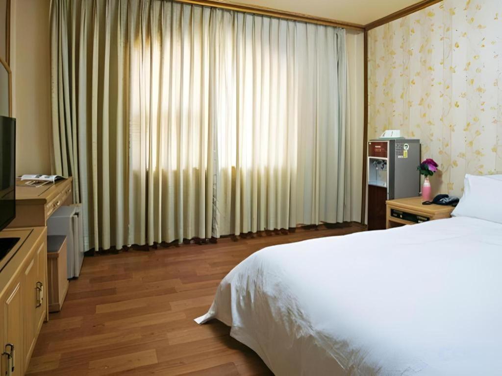 Emerald Hotel Jeju Exterior photo